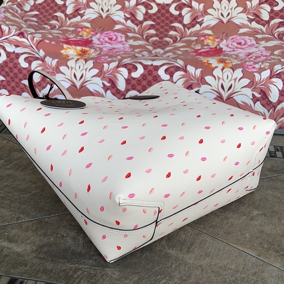 KATE SPADE MINNIE MOUSE LG REVERSIBLE TOTE - Picture 7 of 16